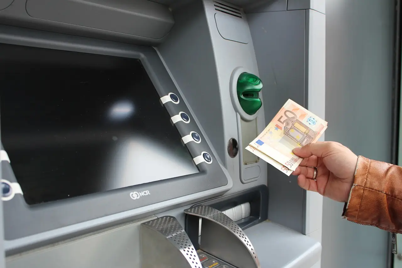 Ecco i nuovi limiti sui prelievi Bancomat: cosa rischi nel 2025 secondo l’ABI Ecco i nuovi limiti sui prelievi Bancomat: cosa rischi nel 2025 secondo l’ABI