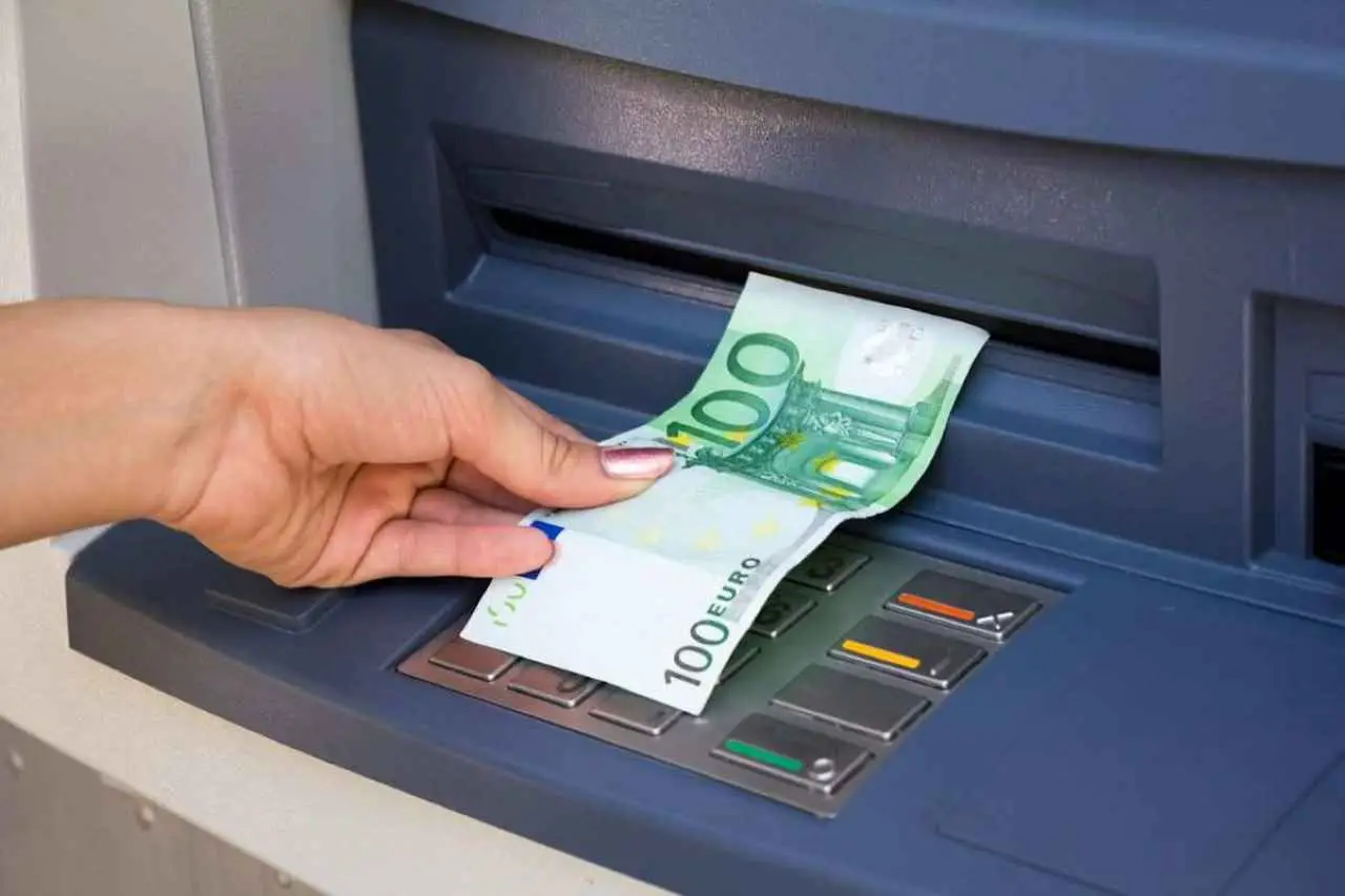 Ecco i nuovi limiti sui prelievi Bancomat: cosa rischi nel 2025 secondo l’ABI Ecco i nuovi limiti sui prelievi Bancomat: cosa rischi nel 2025 secondo l’ABI