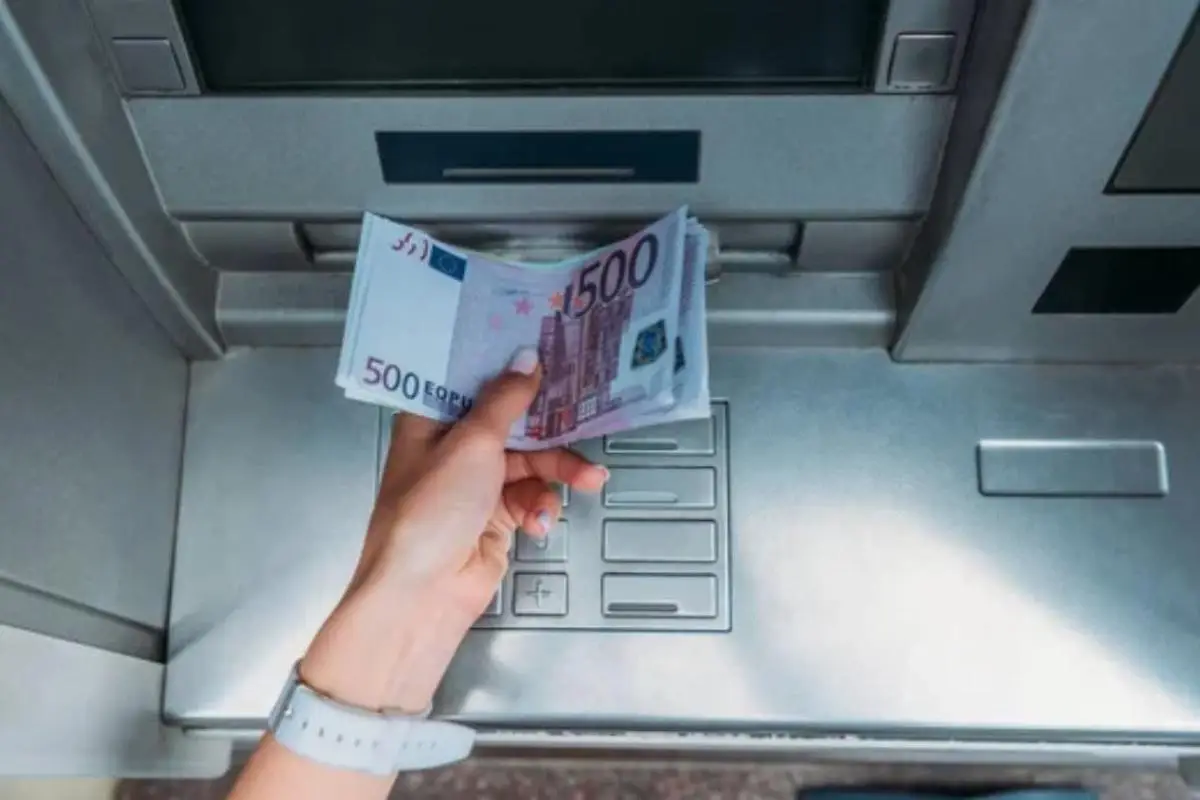 Ecco i nuovi limiti sui prelievi Bancomat: cosa rischi nel 2025 secondo l’ABI Ecco i nuovi limiti sui prelievi Bancomat: cosa rischi nel 2025 secondo l’ABI