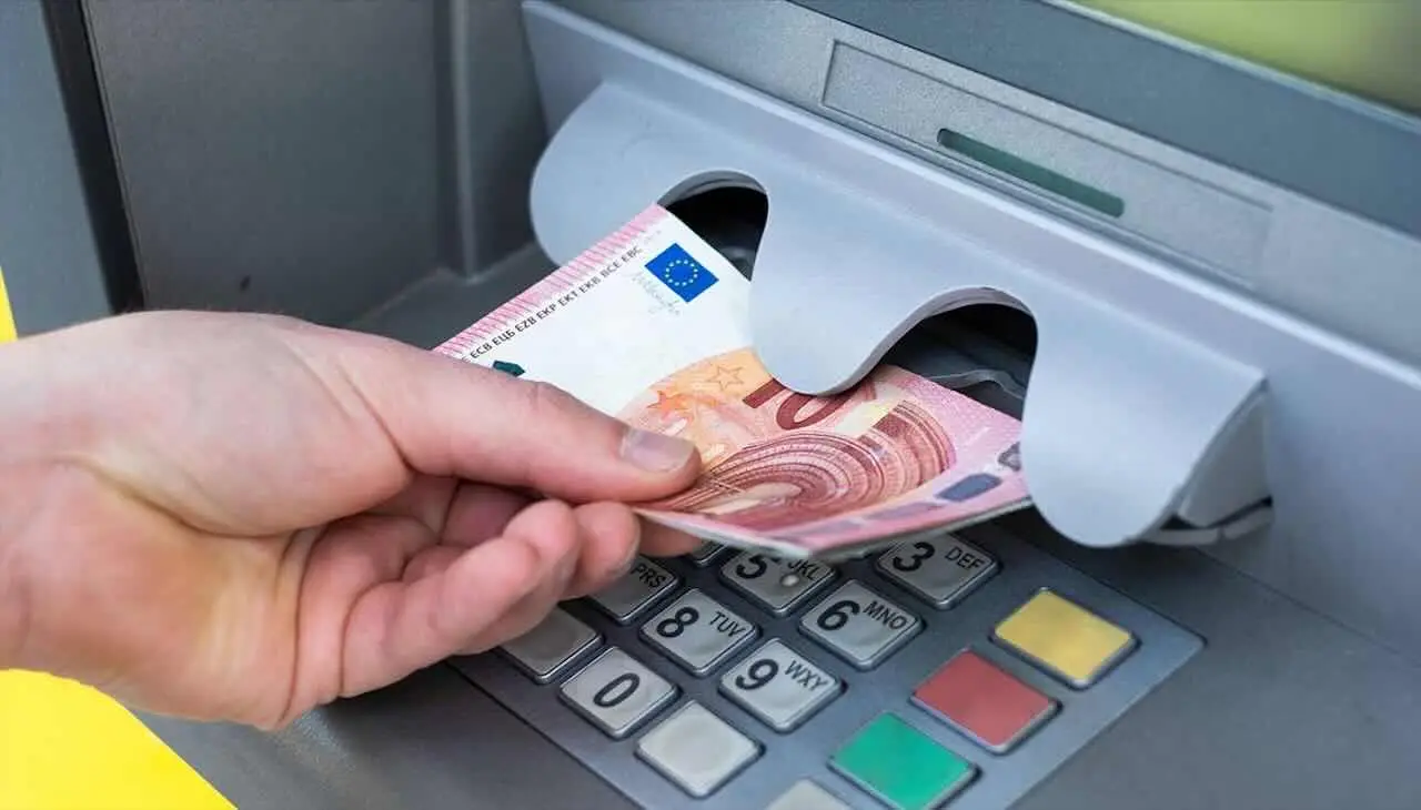 Il trucco legale per risparmiare sulle commissioni Bancomat: segui la guida aggiornata a giugno Il trucco legale per risparmiare sulle commissioni Bancomat: segui la guida aggiornata a giugno
