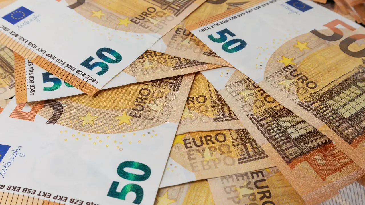 Banconote rare da 50 euro: se trovi questo simbolo valgono una fortuna Banconote rare da 50 euro: se trovi questo simbolo valgono una fortuna