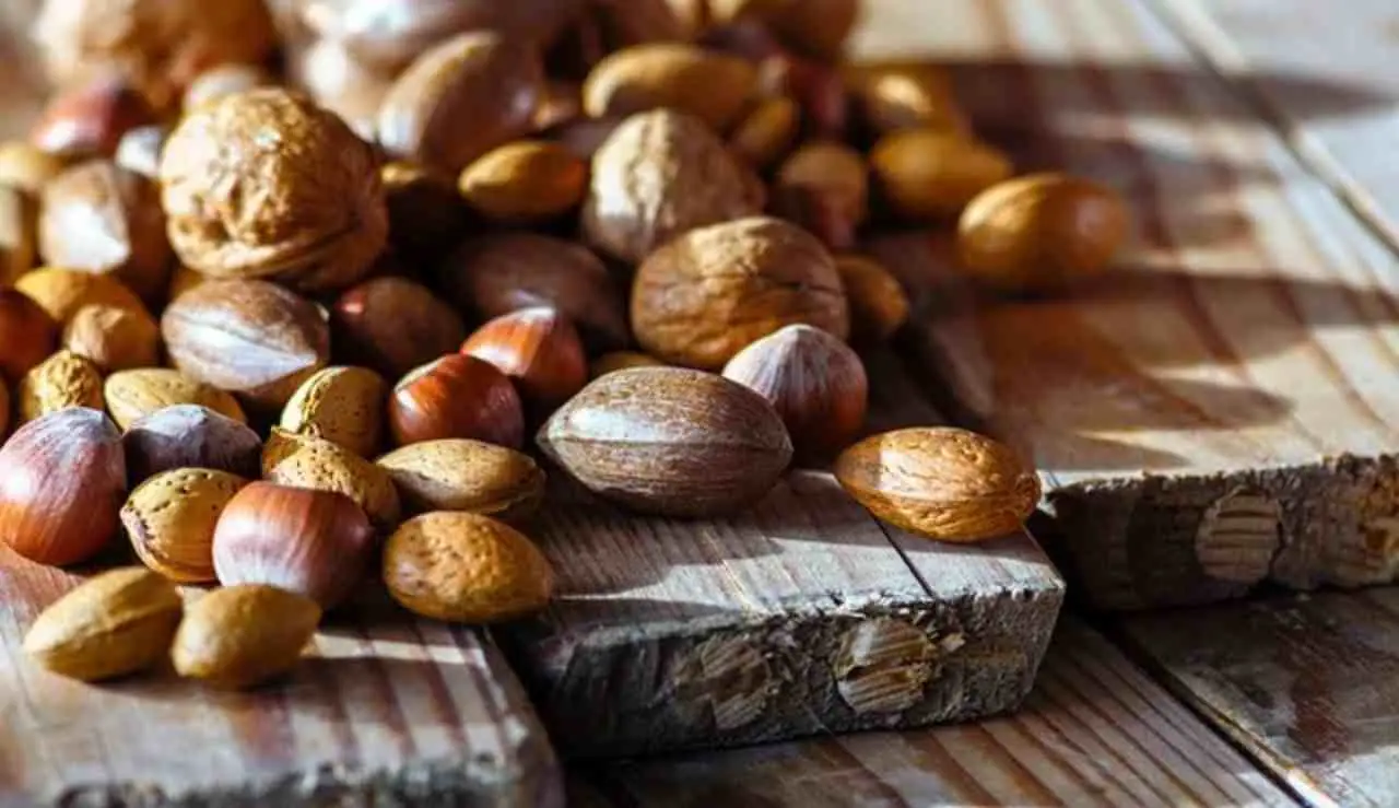 Frutta secca: quali varietà scegliere per mantenere le articolazioni leggere Frutta secca: quali varietà scegliere per mantenere le articolazioni leggere