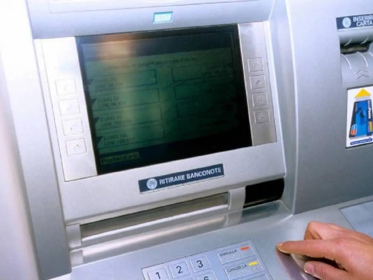 Le novità sui limiti di prelievo automatico quali importi restano consentiti