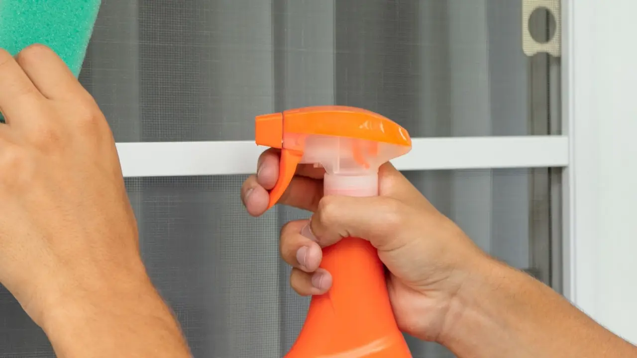 Chi produce i più famosi sgrassatori per la casa? Storia e curiosità sulle aziende dietro i detergenti che usiamo ogni giorno