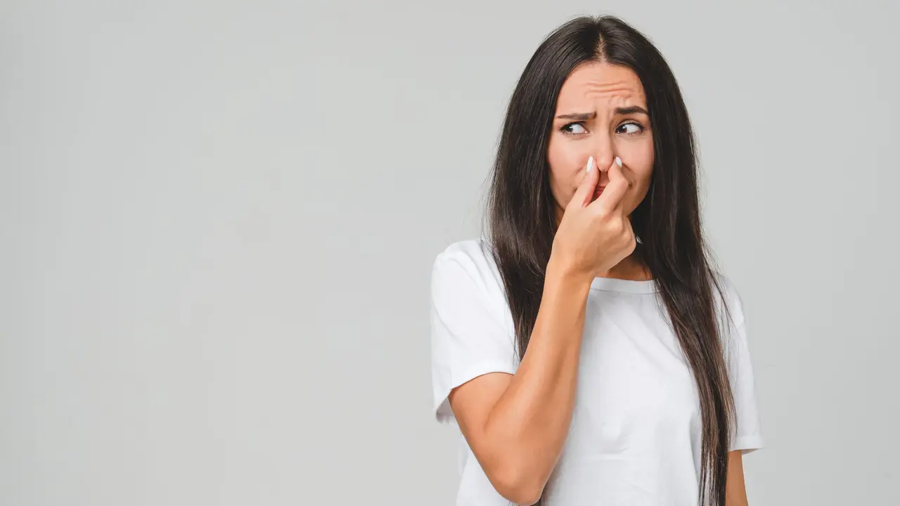 Perché l’urina può avere un cattivo odore? Cause comuni e rimedi naturali per migliorare il benessere quotidiano