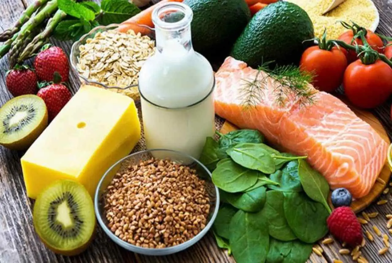 Cibi freschi e leggeri: come l'alimentazione può aiutare a sopportare il caldo estivo