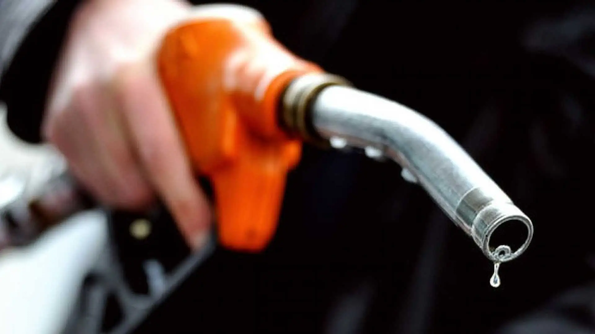 Calo benzina in arrivo? Ecco le stime aggiornate a giugno Calo benzina in arrivo? Ecco le stime aggiornate a giugno