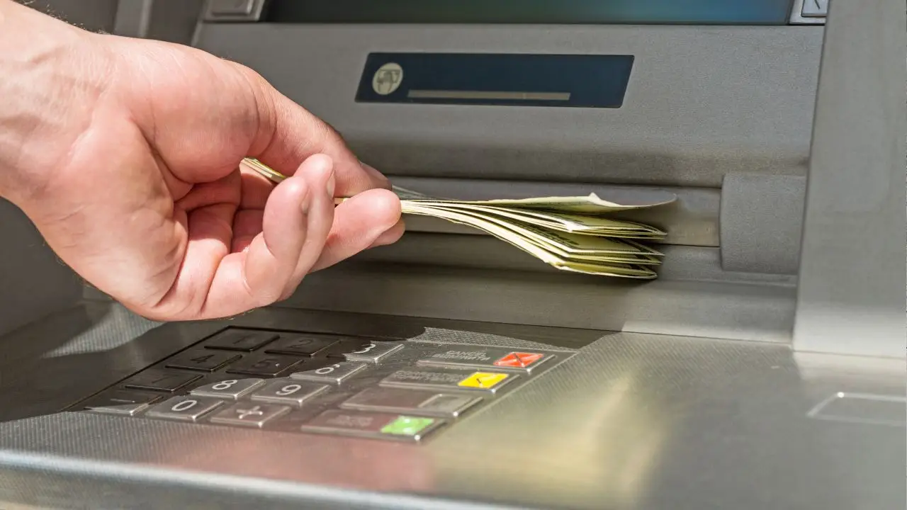 Prelievi al bancomat: le 3 cose che non devi più fare dopo il 15 giugno Prelievi al bancomat: le 3 cose che non devi più fare dopo il 15 giugno