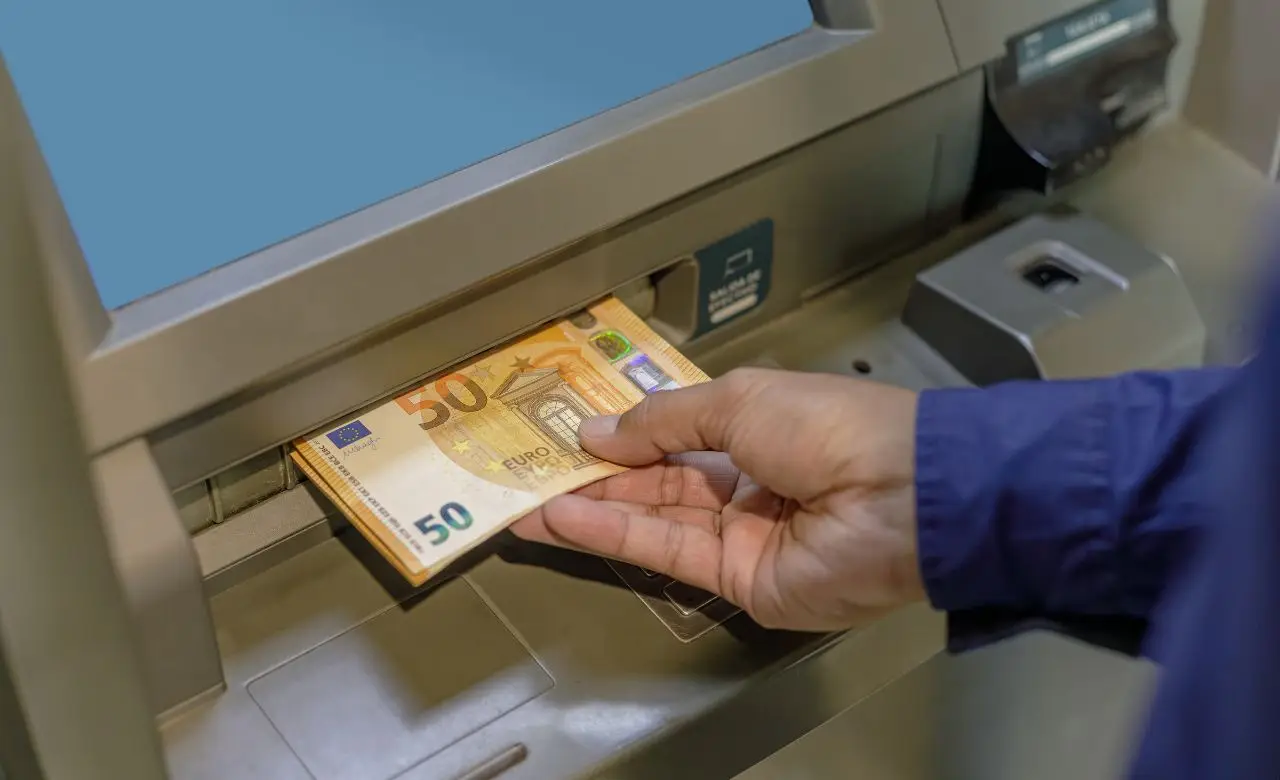 Nuove regole per i prelievi in contanti: quali movimenti bancari controllare oggi Nuove regole per i prelievi in contanti: quali movimenti bancari controllare oggi