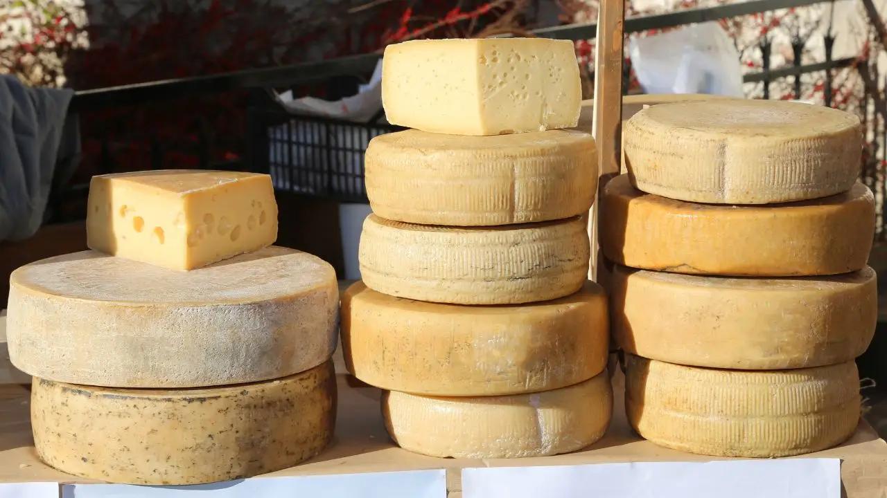 I formaggi stagionati aumentano l’infiammazione articolare? Ecco cosa sapere I formaggi stagionati aumentano l’infiammazione articolare? Ecco cosa sapere