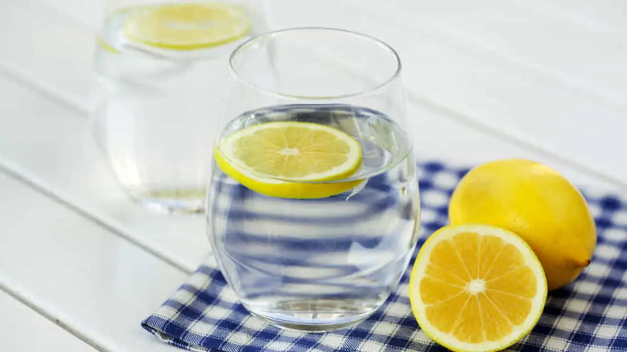 Cosa succede al corpo se bevi acqua e lime a stomaco vuoto ogni mattina Cosa succede al corpo se bevi acqua e lime a stomaco vuoto ogni mattina