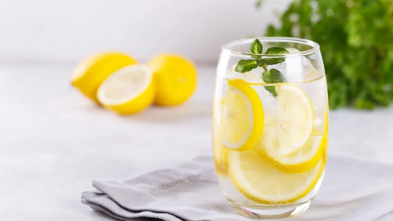 Cosa succede al corpo se bevi acqua e lime a stomaco vuoto ogni mattina Cosa succede al corpo se bevi acqua e lime a stomaco vuoto ogni mattina